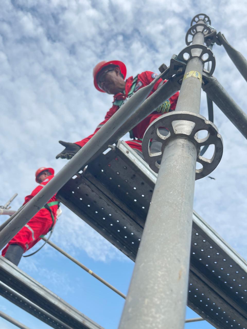 VEPSOL technicians secured at the top of a scaffold tower