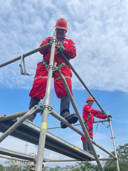 VEPSOL technicians working as a team on scaffolding
