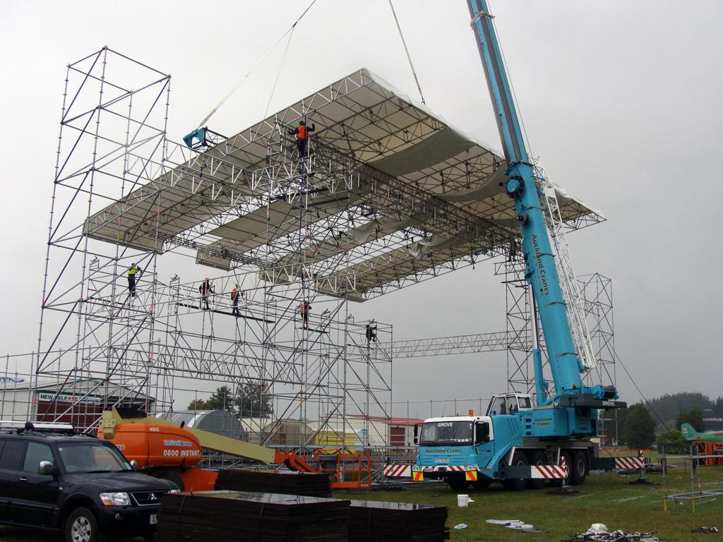 VEPSOL team installing a scaffold system with a crane at an industrial site